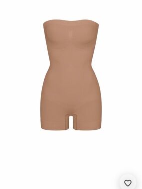 SKIMS Strapless Sculpting Bodysuit - Tan